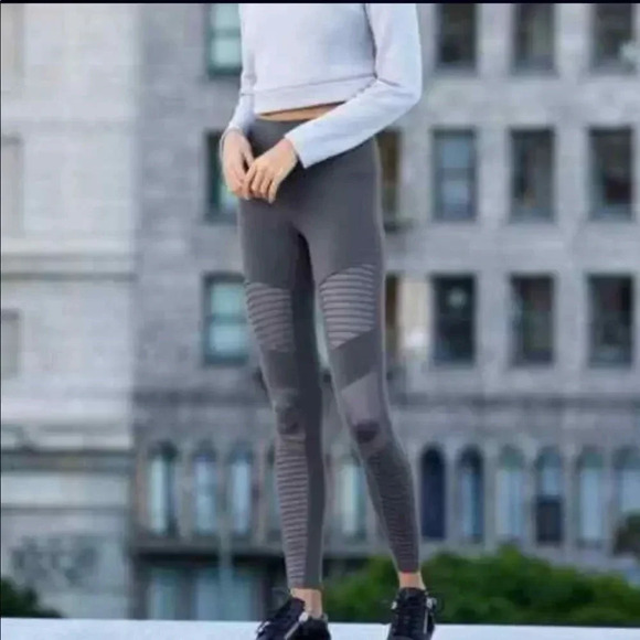 ALO YOGA Moto Leggings in Anthracite Grey - Picture 1 of 6